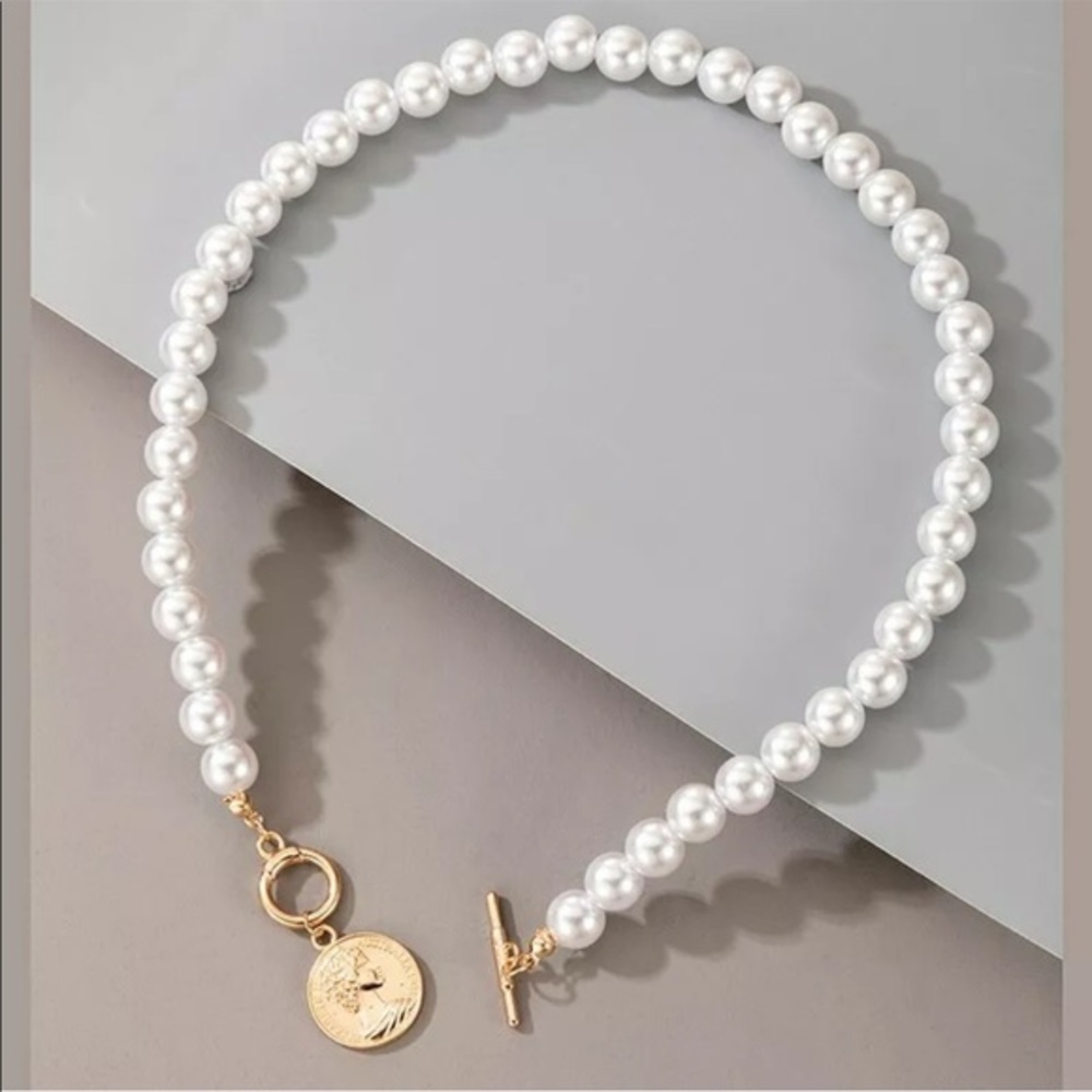 New Classic pearl necklace with charm